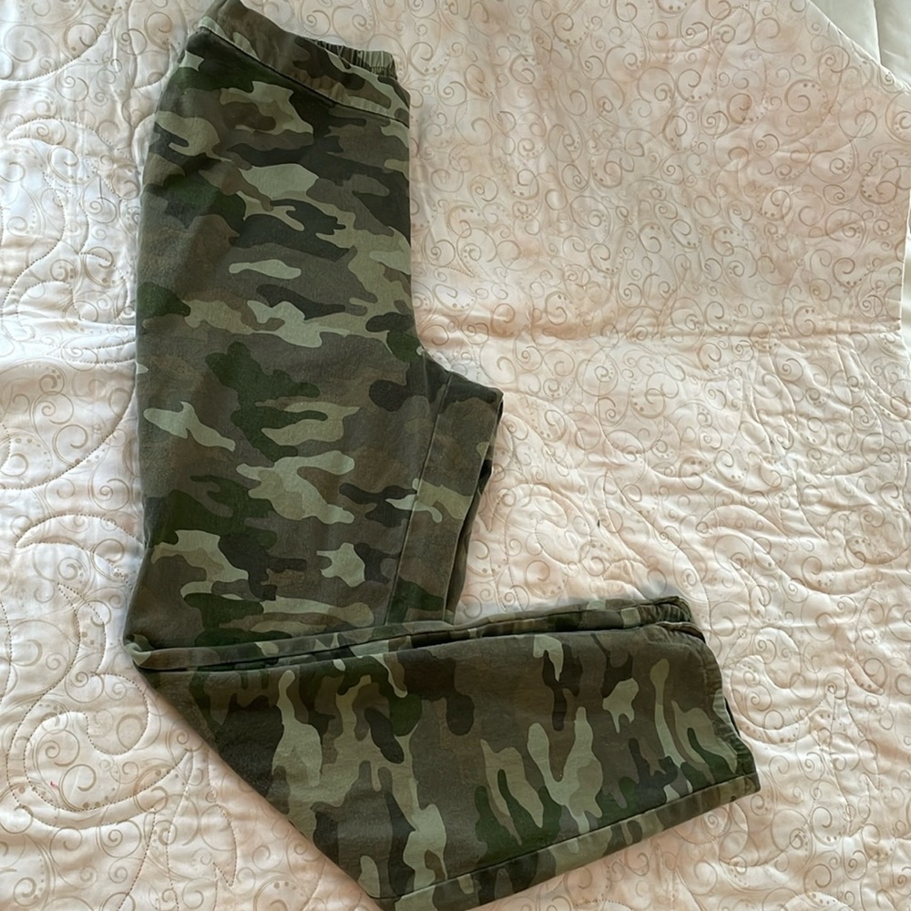 Isaac Mizrahi cropped camouflage pants
